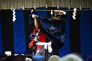 縁起良い権現舞に拍手喝采 八戸で鮫神楽発表会「千春祭」