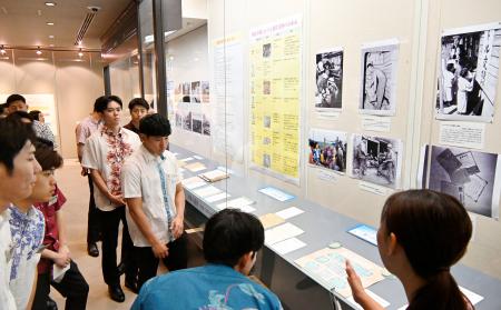 沖縄県公文書館で研修を受ける琉球銀行の新入行員ら=13日午前、沖縄県南風原町
