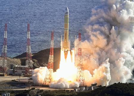 2025年12月、鹿児島県の種子島宇宙センターから打ち上げられるH3ロケット8号機。2段目のエンジンが予定より早く停止し、打ち上げは失敗した