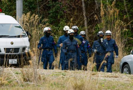 前日にスニーカーが発見された山中付近の捜索に向かう京都府警の捜査員=13日午後0時59分、京都府南丹市