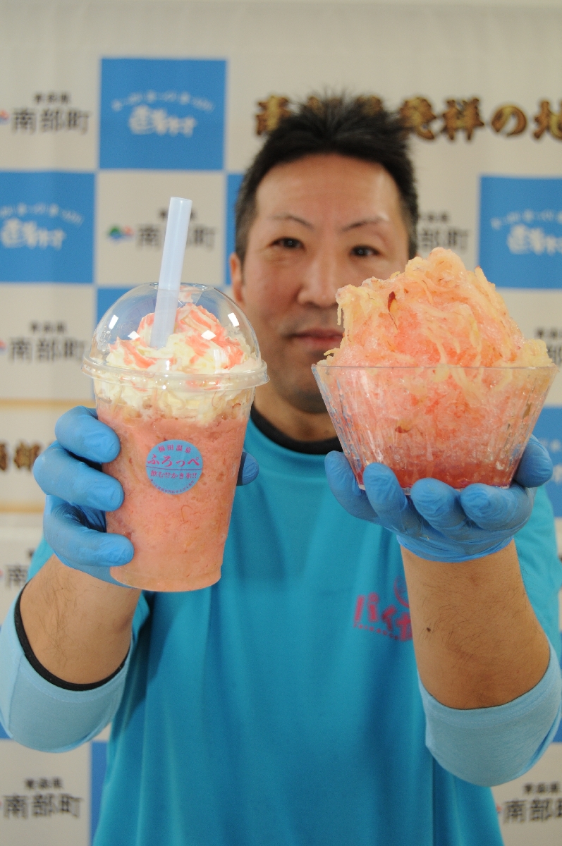 新商品をＰＲする夏坂忠男専務。右がかき氷、左がふろっぺ