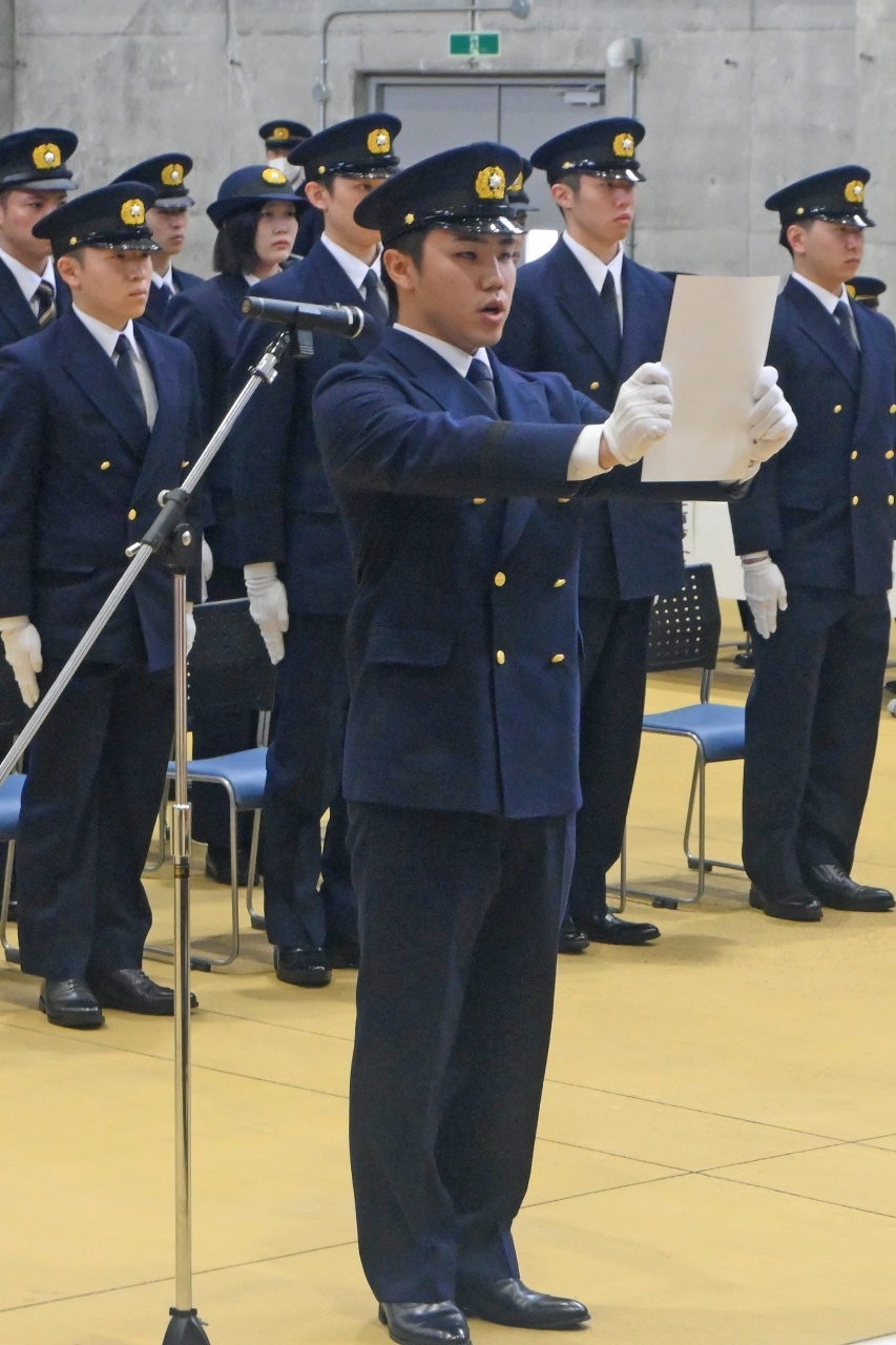 新入校生を代表し、決意を述べる三浦亮さん