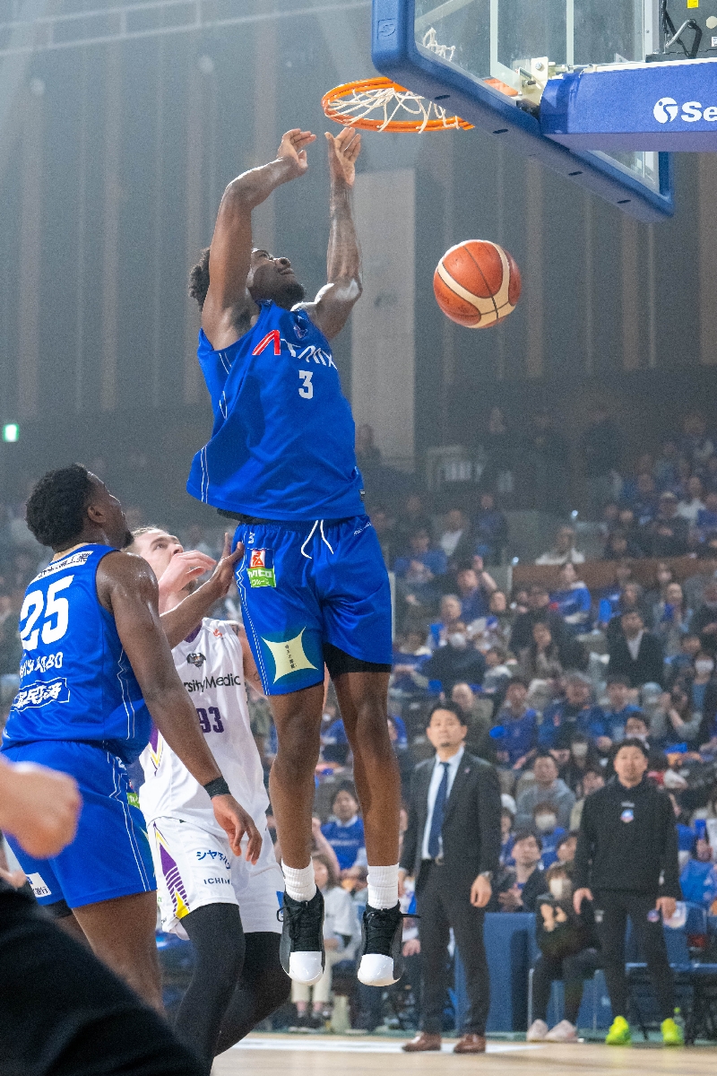 【青森―山形】第1クオーター、青森はティム・ダルガー(中央)がシュートを決め24-17とリードを広げる=12日、カクヒログループスーパーアリーナ