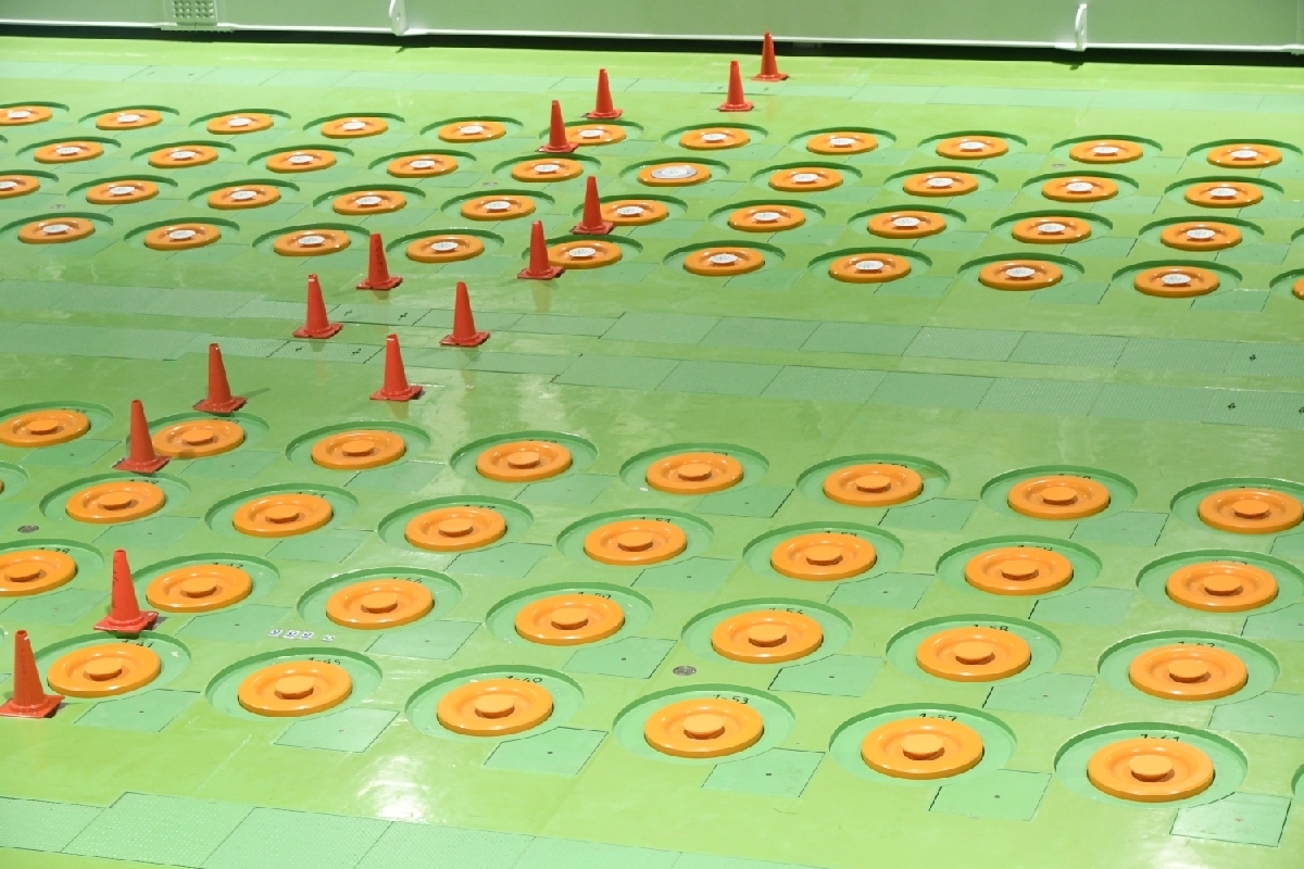 高レベル放射性廃棄物が管理されている日本原燃の一時貯蔵施設。最終処分地はまだ決まっていない=六ケ所村