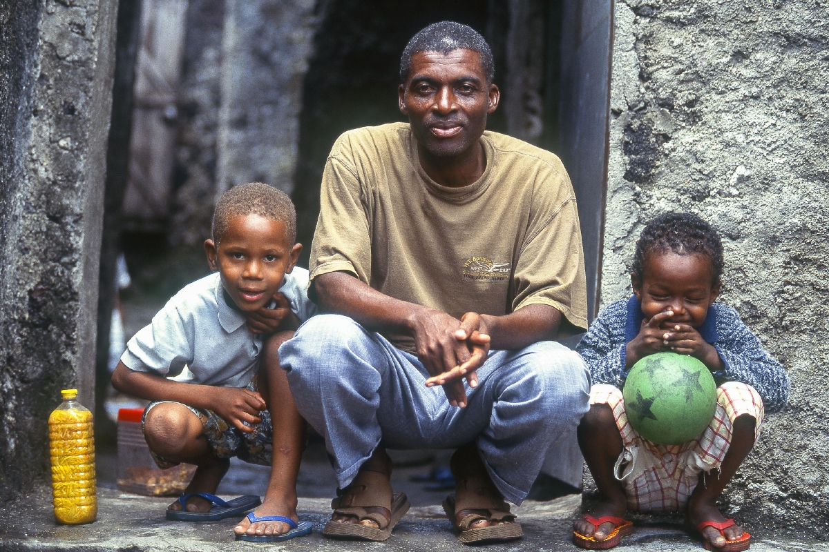 市場に行くとちゅう、めいろのような古い町並みで出会った子どもたち=コモロの首都モロニ