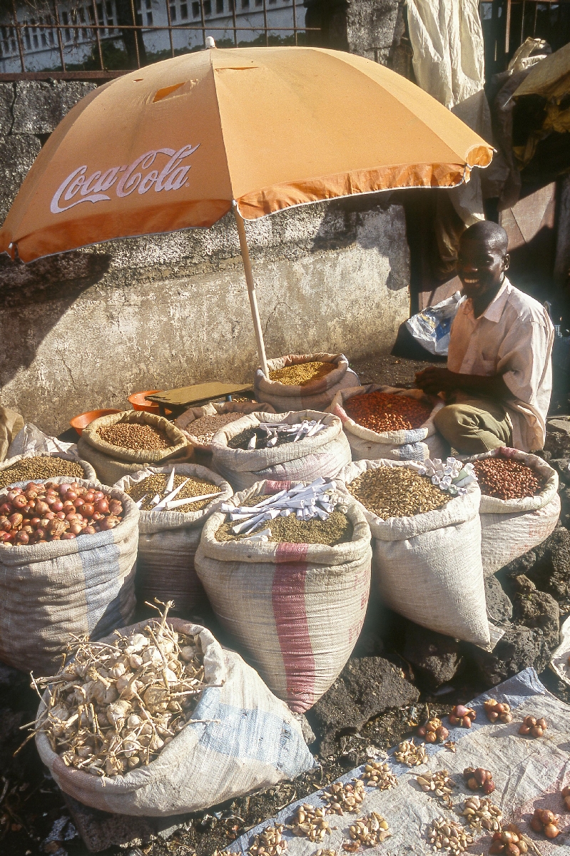 　市場に並ぶチョウジなどの香辛料＝コモロの首都モロニ