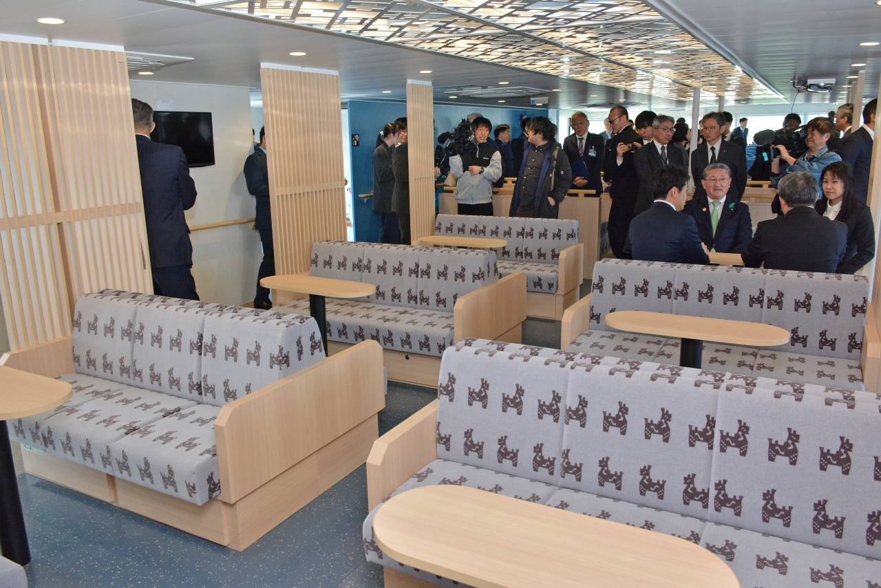 船内にはボックス席もあり、グループや家族連れでゆったりと過ごせる