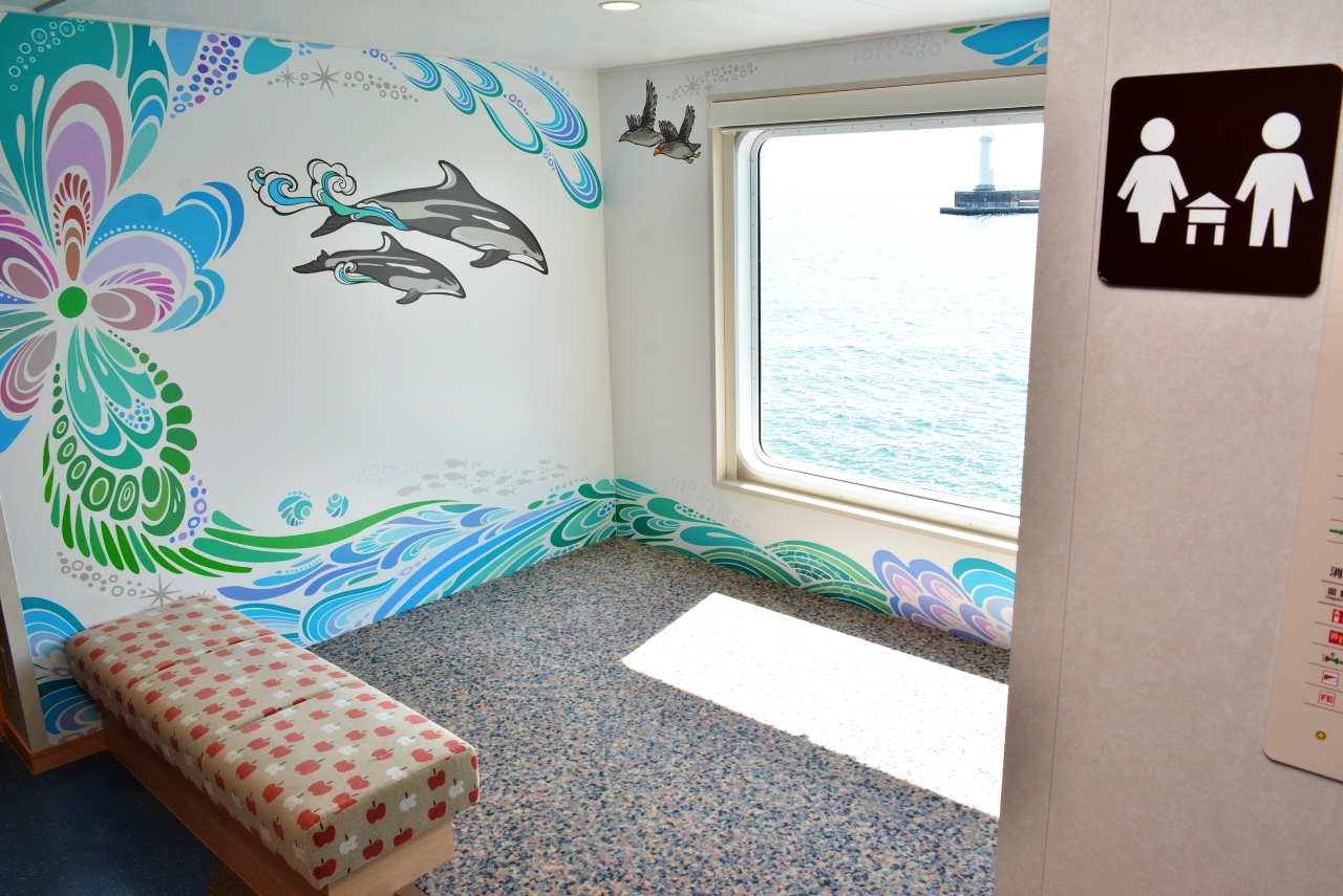 大きな窓から光が差し込むキッズスペース。壁にはイルカが描かれ、遊び心を感じさせる