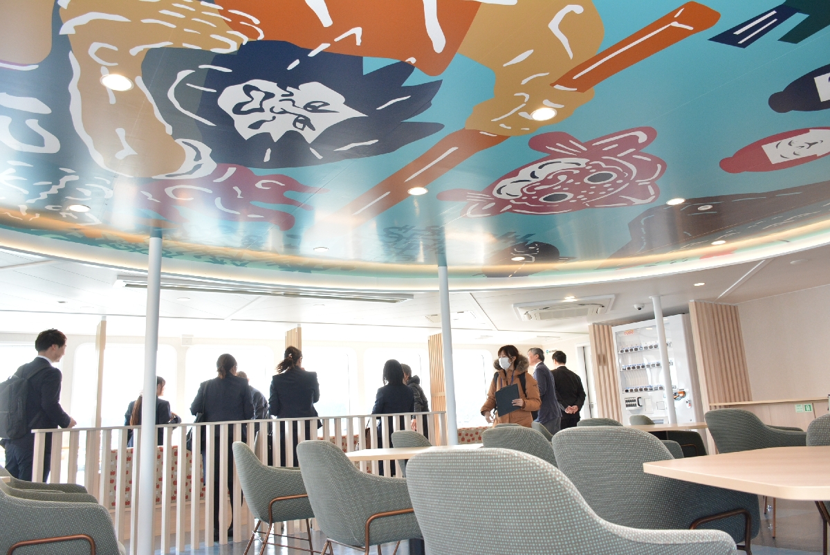 一部の客室の天井にはねぶたの絵も。船内でも祭り気分を味わえそうだ