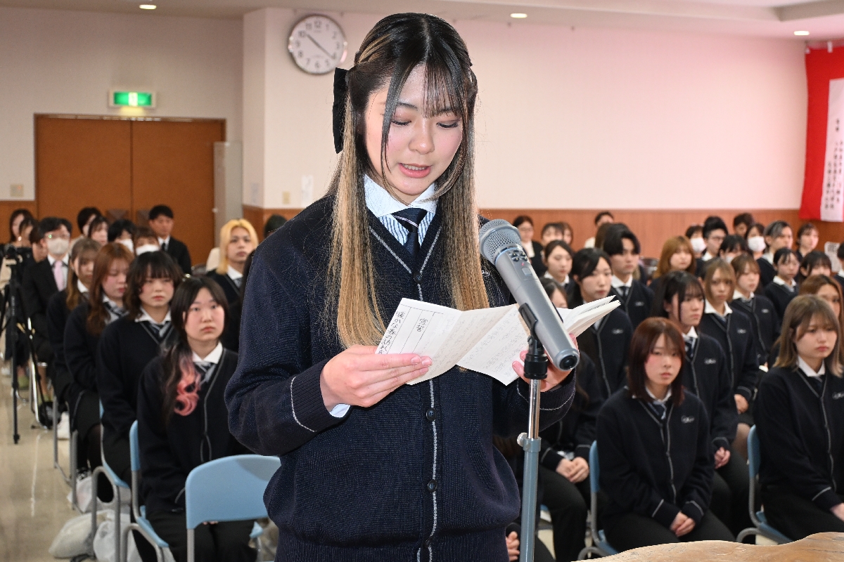 理想の姿目指し一歩一歩着実に 八戸理容美容専門学校で入学式
