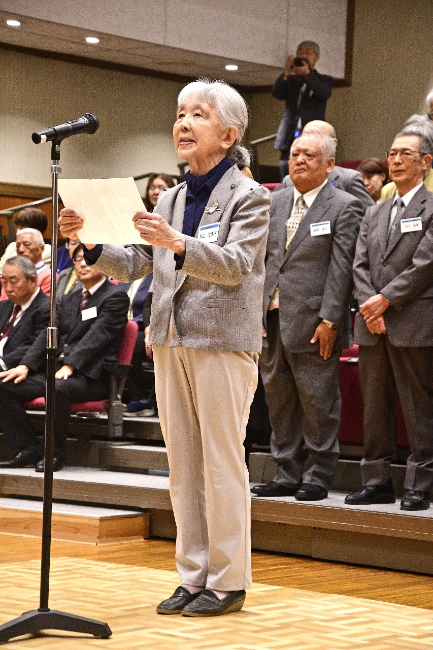 誓いの言葉を述べる泉山登惠子さん
