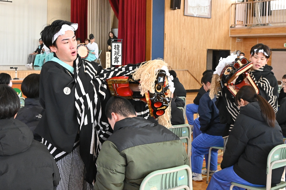 湊中で受験生の合格祈願をする市川神楽のメンバー=今年1月、八戸市