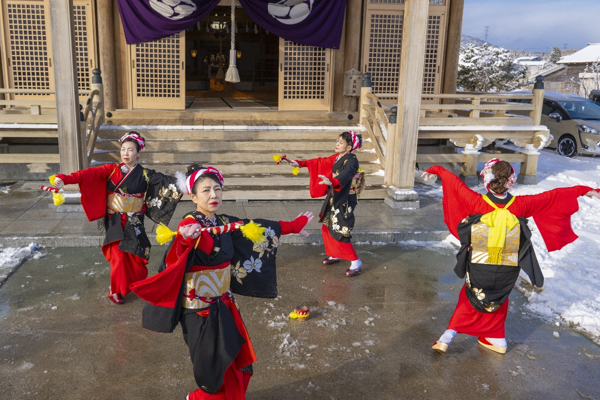餅つき踊りを奉納する小田野沢婦人会の踊り手=2025年1月、東通村