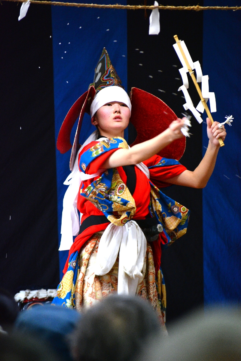 豊作などへの祈りが込められた「山の神」。客席へ散米する度に拍手や歓声が上がった