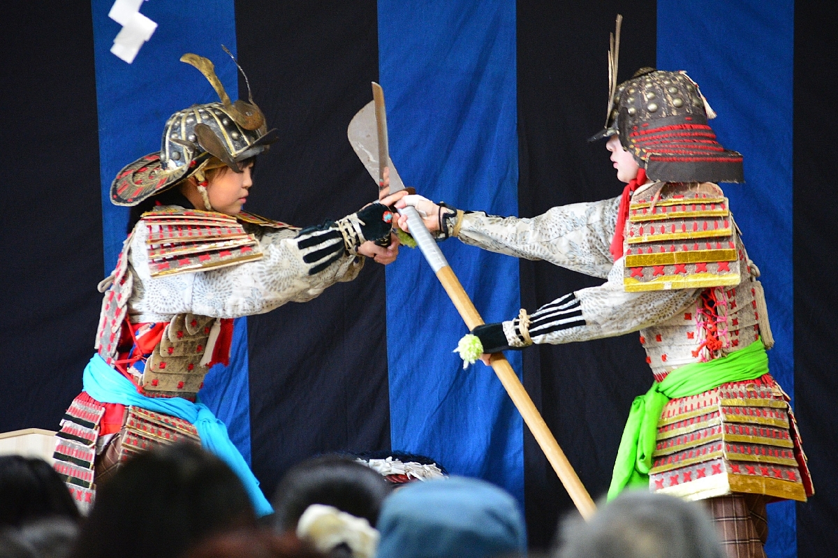 平家と源氏の一騎打ちを描いた「壇ノ浦錣引」。鮫神楽で女子２人が演じるのは珍しいという