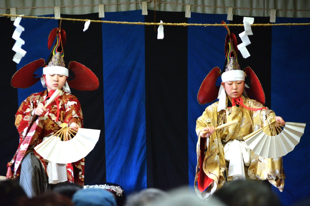 鶏の羽のような烏帽子で踊る「鳥舞」は、壇ノ浦錣引も演じた2人が登場