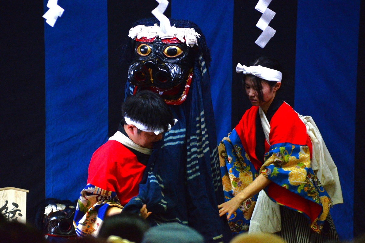 幕開けに披露された「権現舞」。獅子頭の権現様によって場を清めた