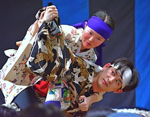 幻の演目「鬼神のお松」復活 高嶋さんの軽やかな動き、立ち回りに拍手喝采/八戸、鮫神楽発表会