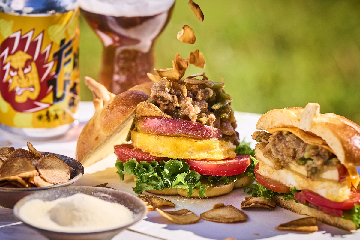 形もニンニクをイメージした「にんにく増し増しバーガー」(星野リゾート提供)