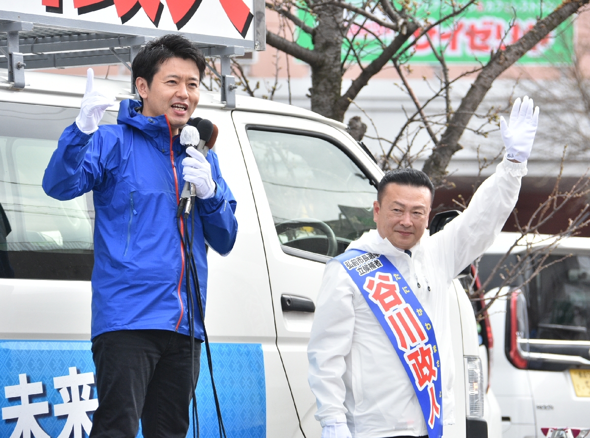 弘前市長選の告示日に谷川政人氏(右)の応援演説を行う宮下宗一郎知事=5日、弘前市内