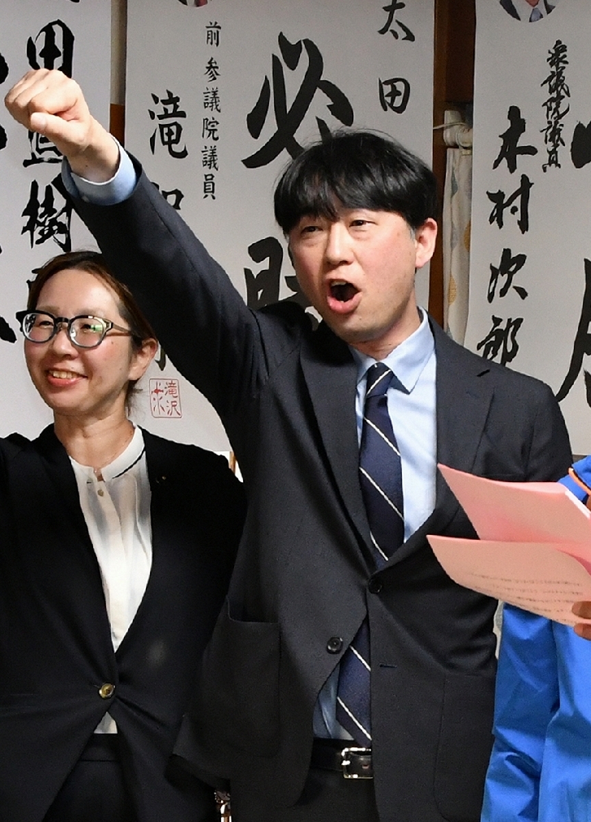 無投票再選を決め、「頑張ろう」を三唱して支持者と喜びを分かち合う太田直樹氏（右）＝１４日午後５時２５分ごろ、佐井村佐井中道