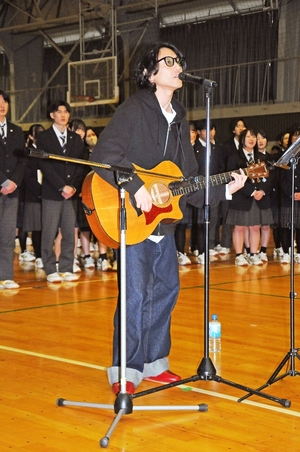 サトマン和夫さん、北桜高生にサプライズ 自身が作詞、作曲の校歌熱唱/一戸