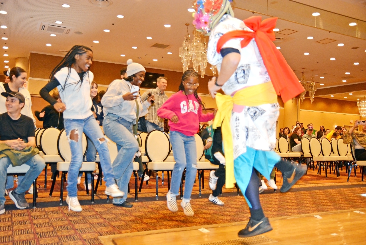 お囃子に乗って跳人と一緒に跳ねる来場者