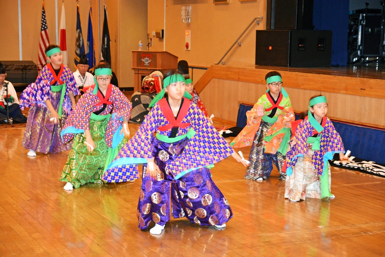 郷土芸能を披露する岡三沢神楽保存会