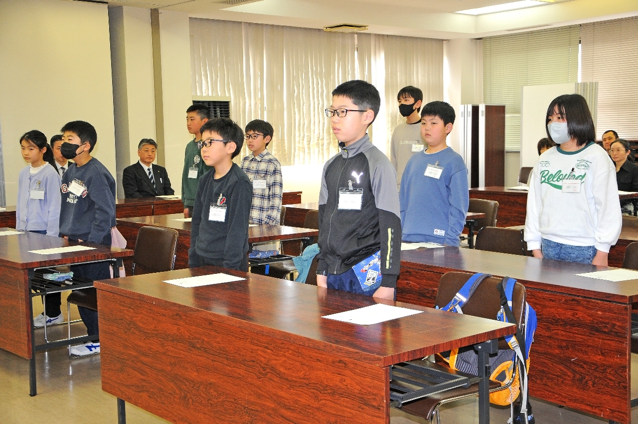 本年度の少年少女発明クラブの活動に臨む小中学生