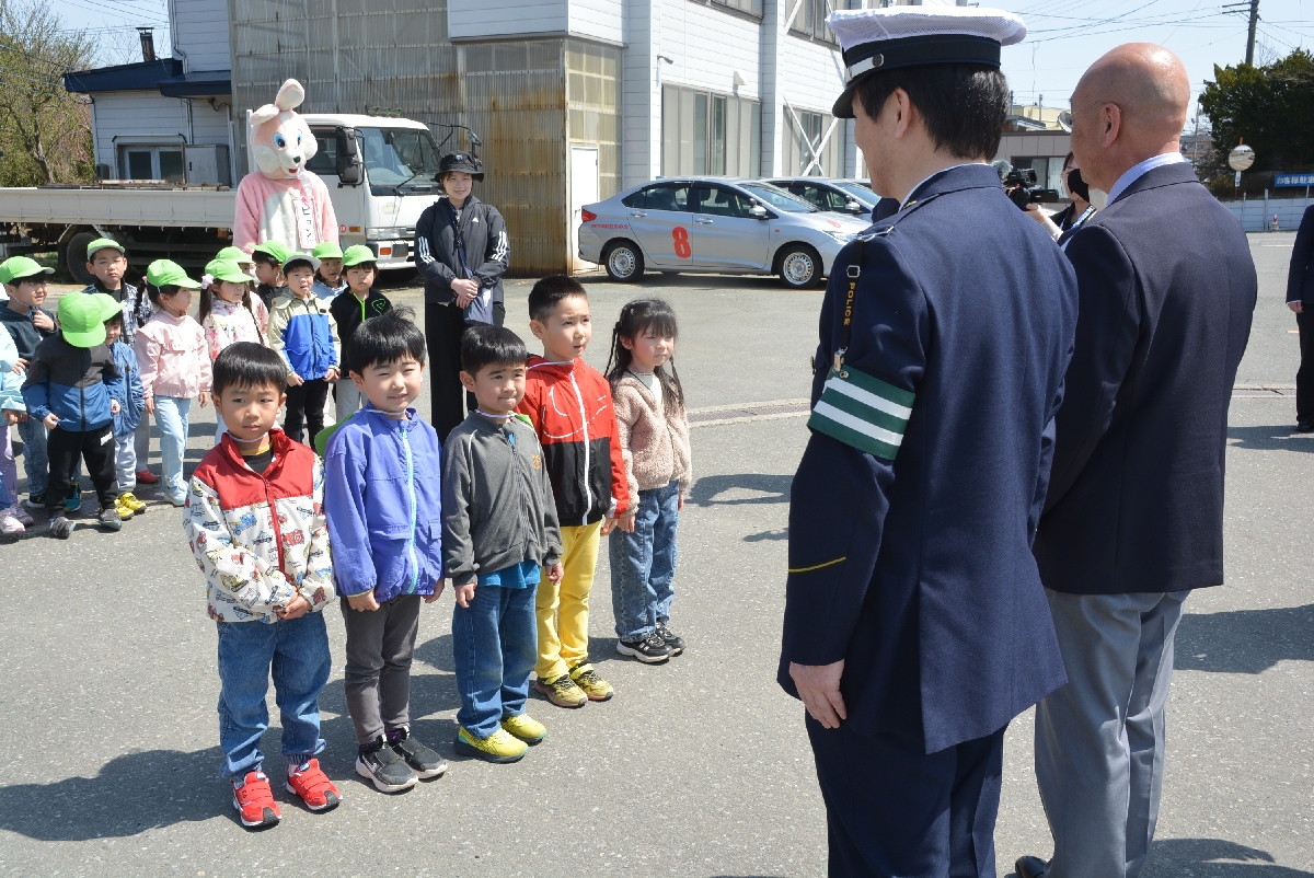 交通安全宣言をする園児
