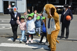 「車の近くで遊びません」園児、元気に宣言 三沢で交通安全教室