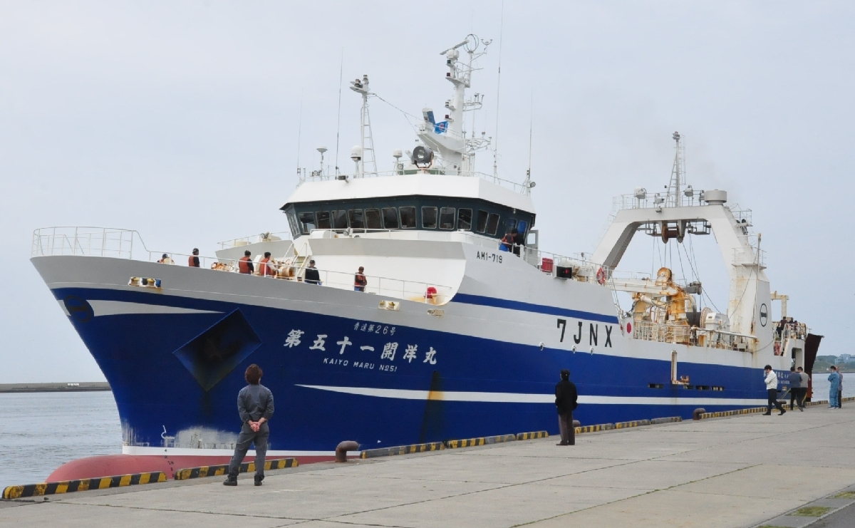 ２航海目への出漁延期を余儀なくされている「第５１開洋丸」＝２０２５年５月、八戸港