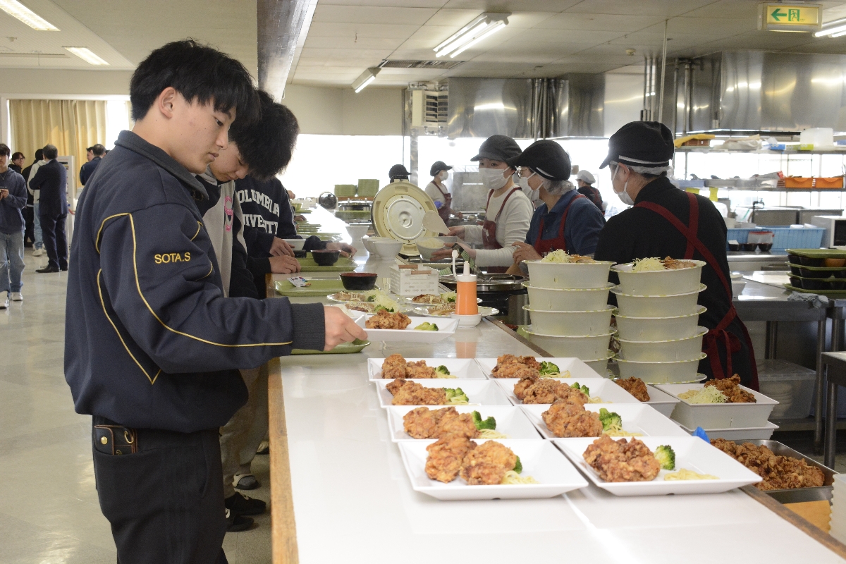 100円学食が始まり、にぎわう食堂=14日、八戸工業大