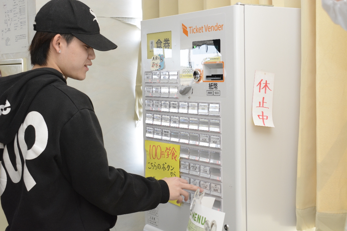 食券を買う学生＝１４日、八戸工業大