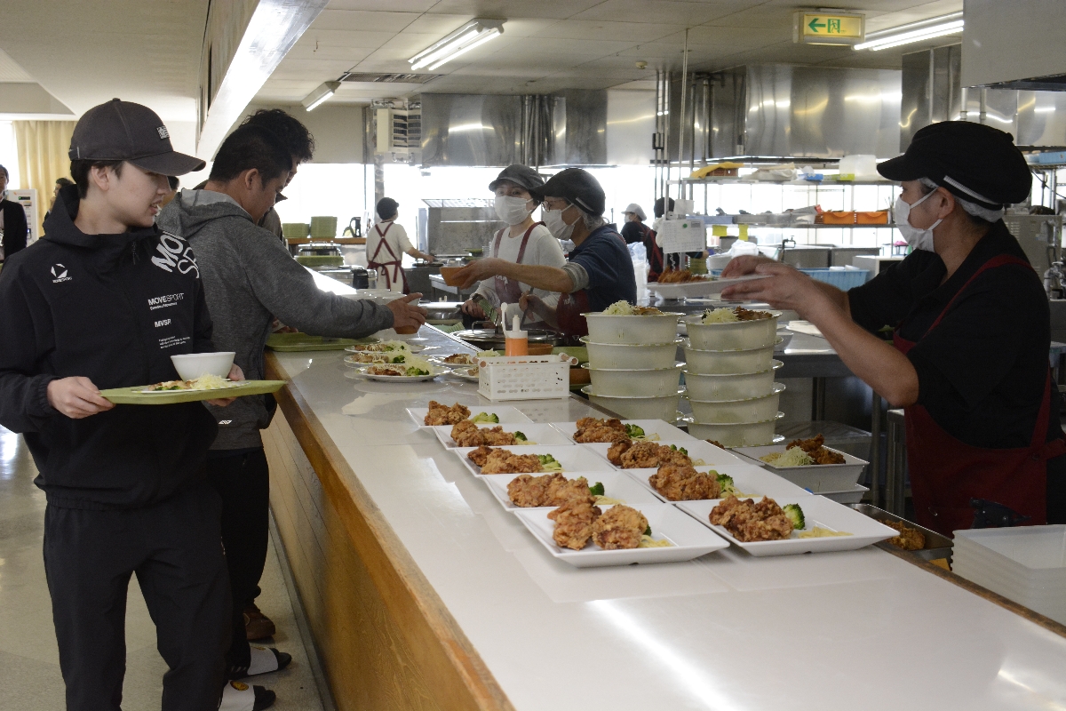 １００円学食が始まり、にぎわう食堂＝１４日、八戸工業大