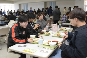 八戸工業大で「１００円学食」スタート　同大ＯＢ働きかけ、企業が支援　