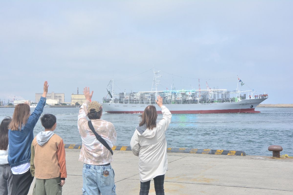 関係者に見送られながら北太平洋に向けて出港する「第30開洋丸」=15日、八戸港