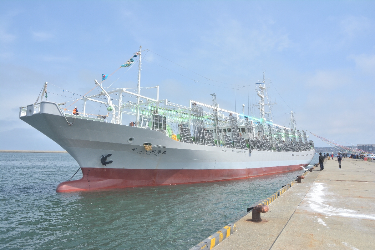 北太平洋に向けて出港する「第30開洋丸」=15日、八戸港