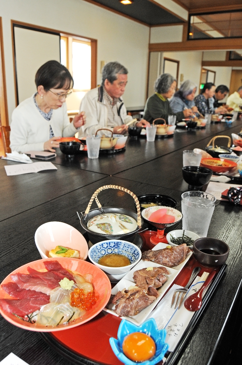 「至高の昼食」に舌鼓を打つツアー参加者