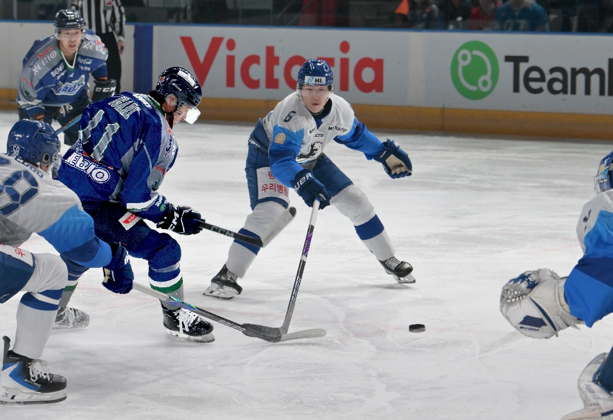 ゴールに攻め込む東北フリーブレイズの選手たち＝２０２５年１０月２６日、フラット八戸