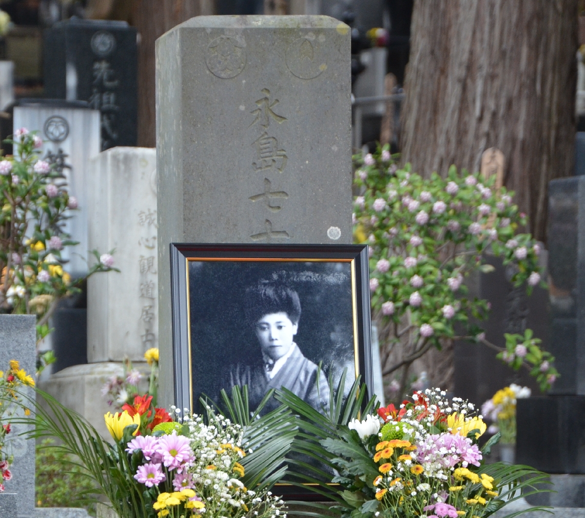墓前に据えられた永島暢子の遺影