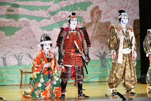 方言交じり独特の舞台、村内外の観客魅了　佐井「福浦の歌舞伎」特別公演