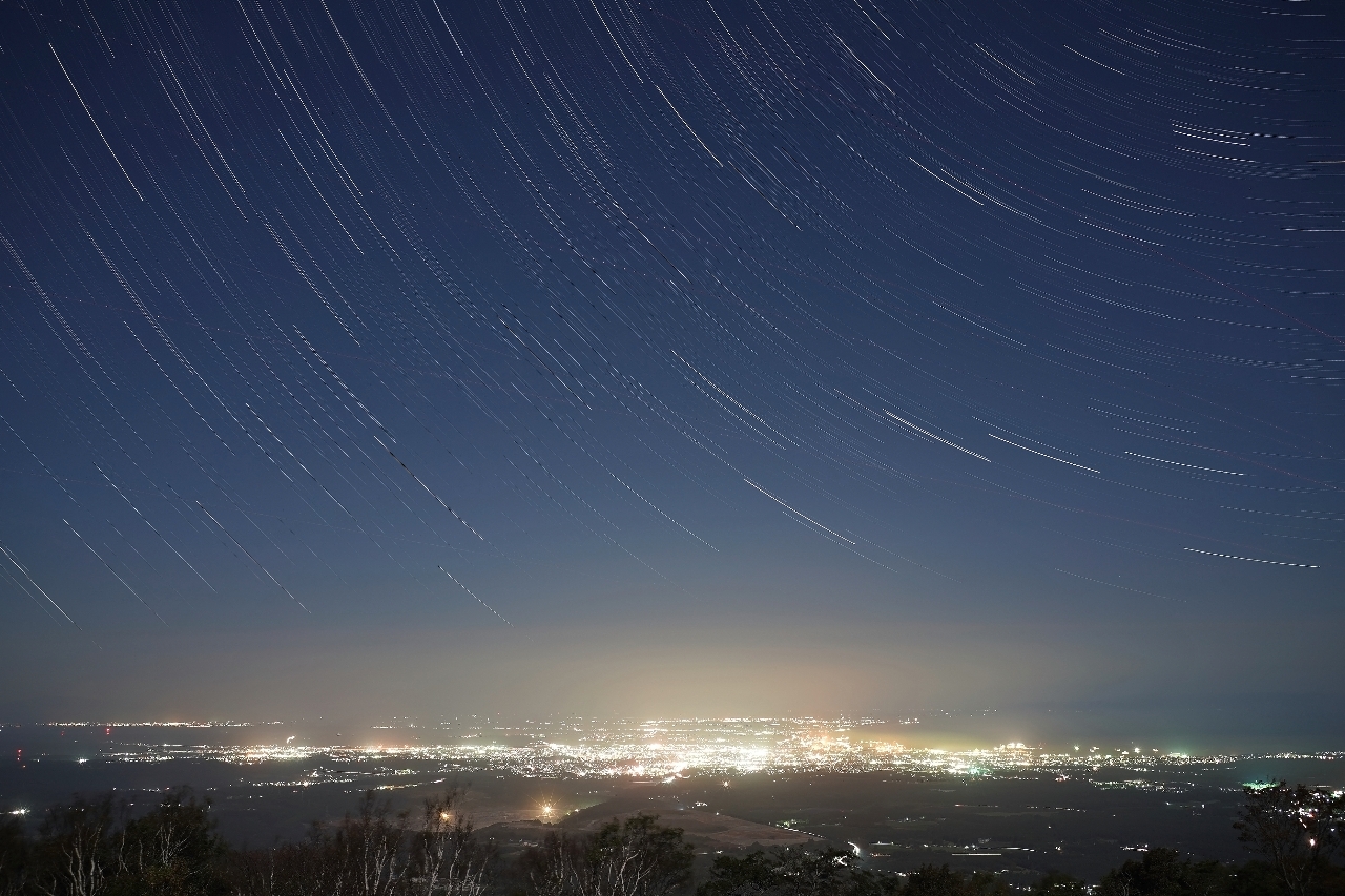 階上岳から八戸港を望む。遠くに見える宇宙も、実は意外と近いのかも?=2019年10月
