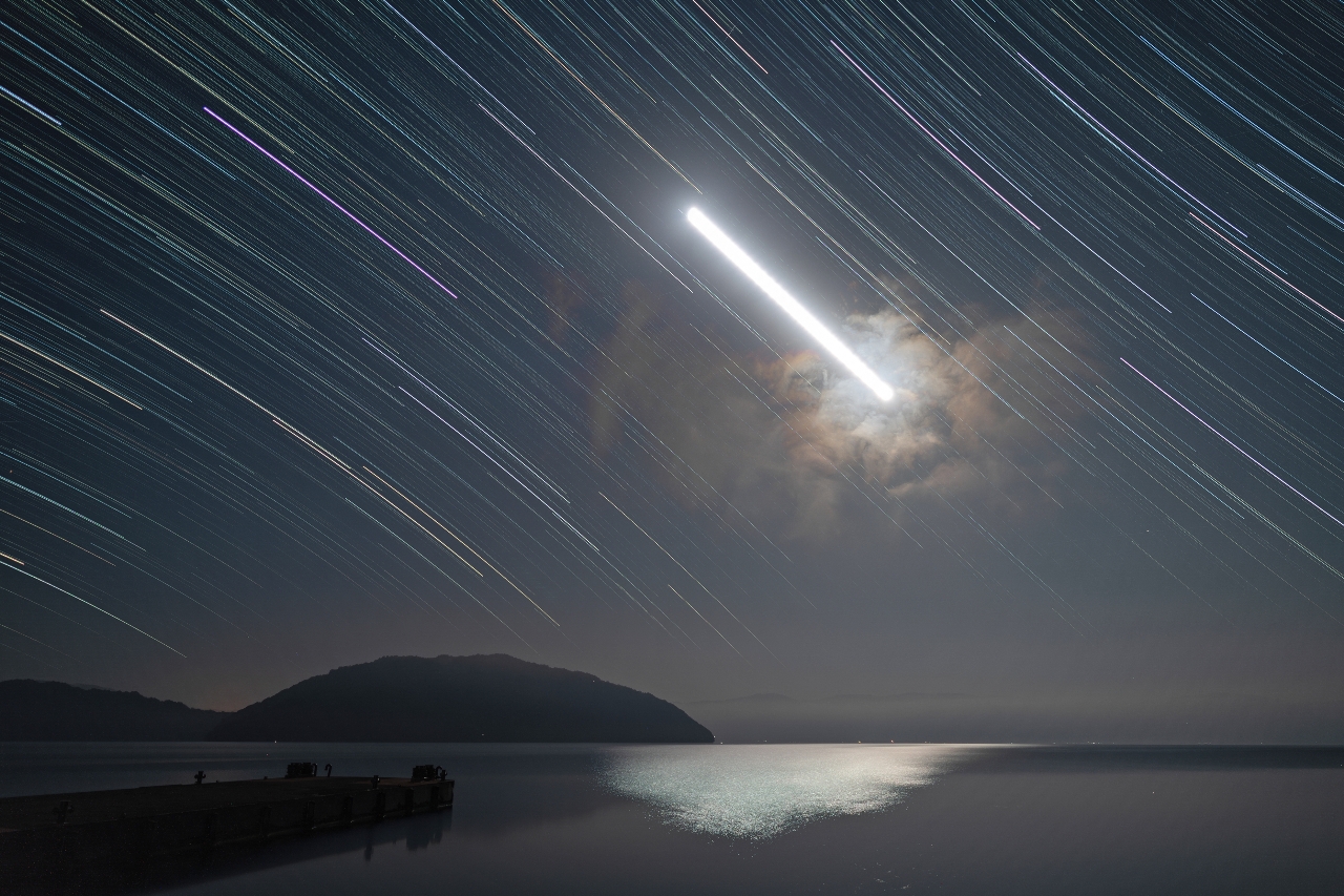 十和田湖に沈む月。人類は再び、夜空に浮かぶ月を目指す＝２０２４年６月