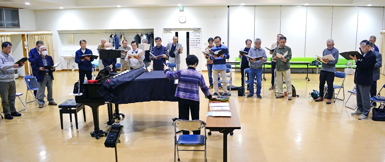 ５０周年記念演奏会に向けて練習する八戸メンネル・コールの団員