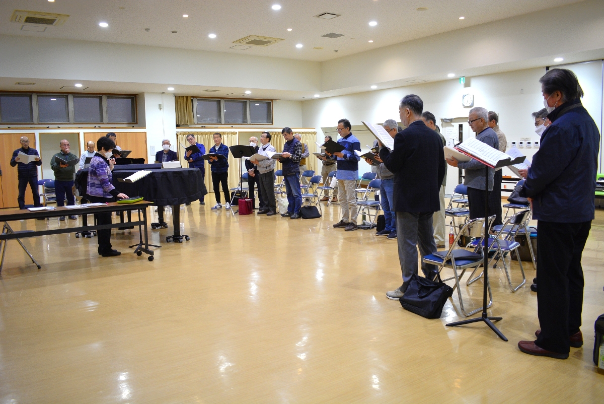 50周年記念演奏会に向けて練習する八戸メンネル・コールの団員