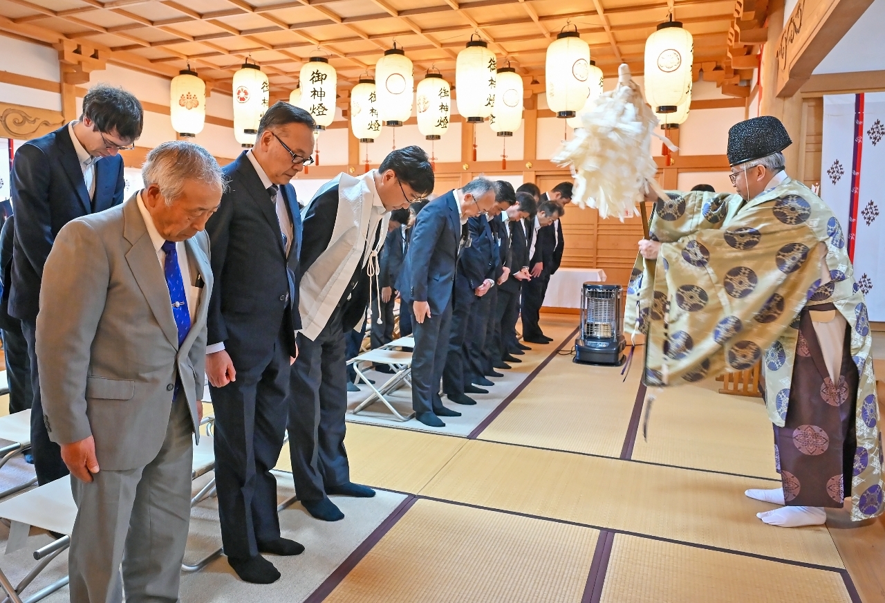 安全祈願祭でリプレース工事の無事を祈る関係者=15日、野辺地町