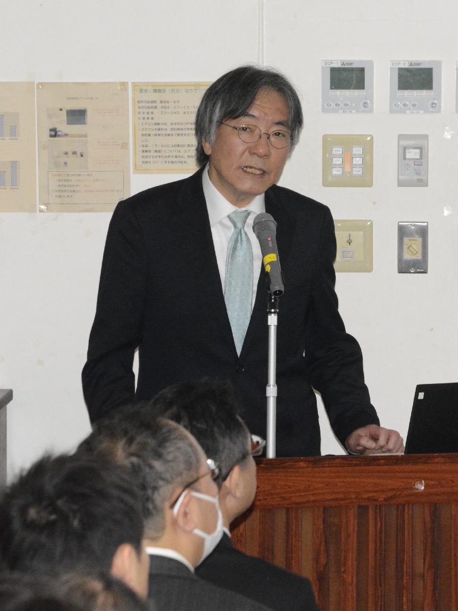 「青森エネルギー教育センター」について説明する土屋範芳センター長=15日、八戸高専