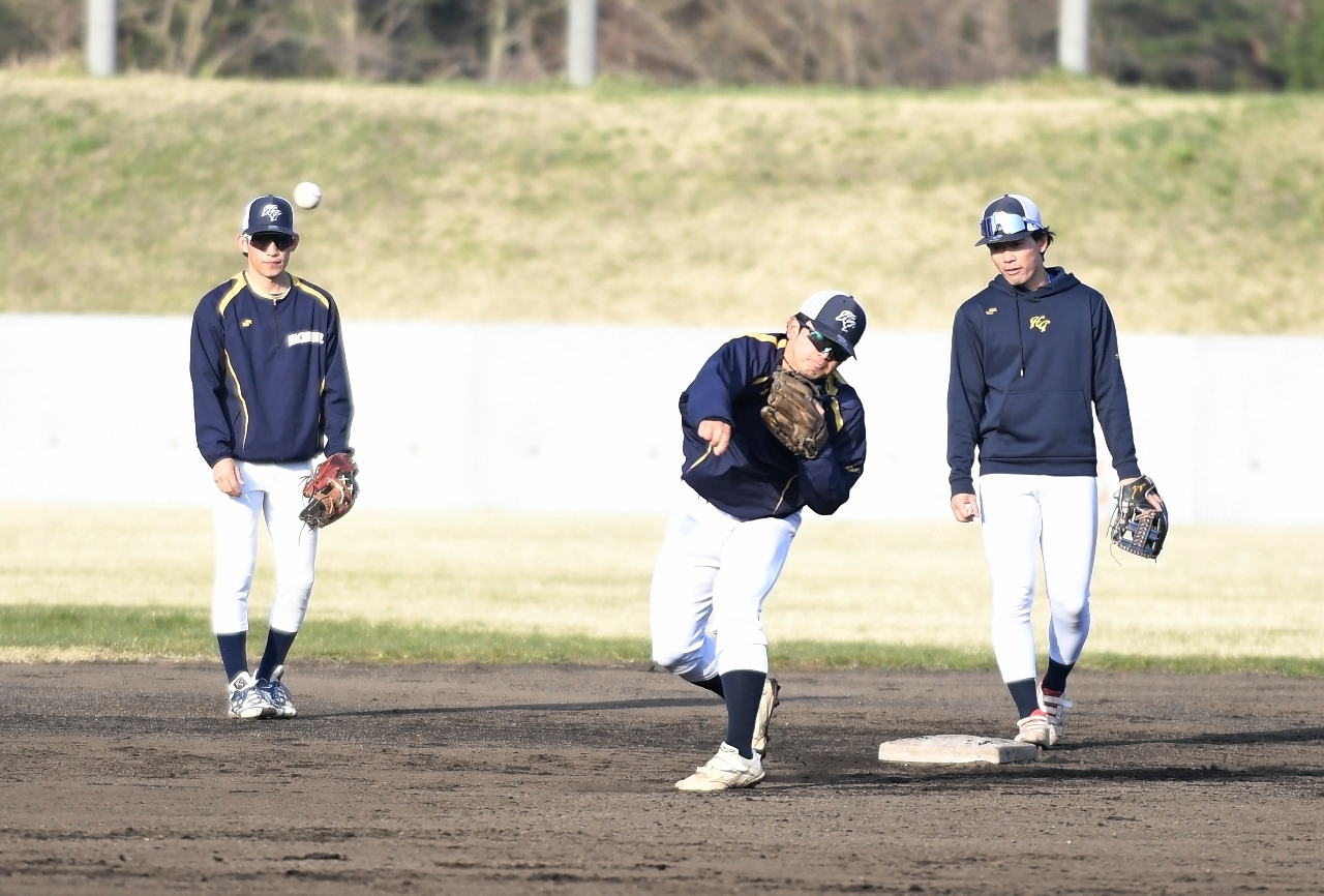 開幕に向け練習に励む選手=15日、八学大野球場