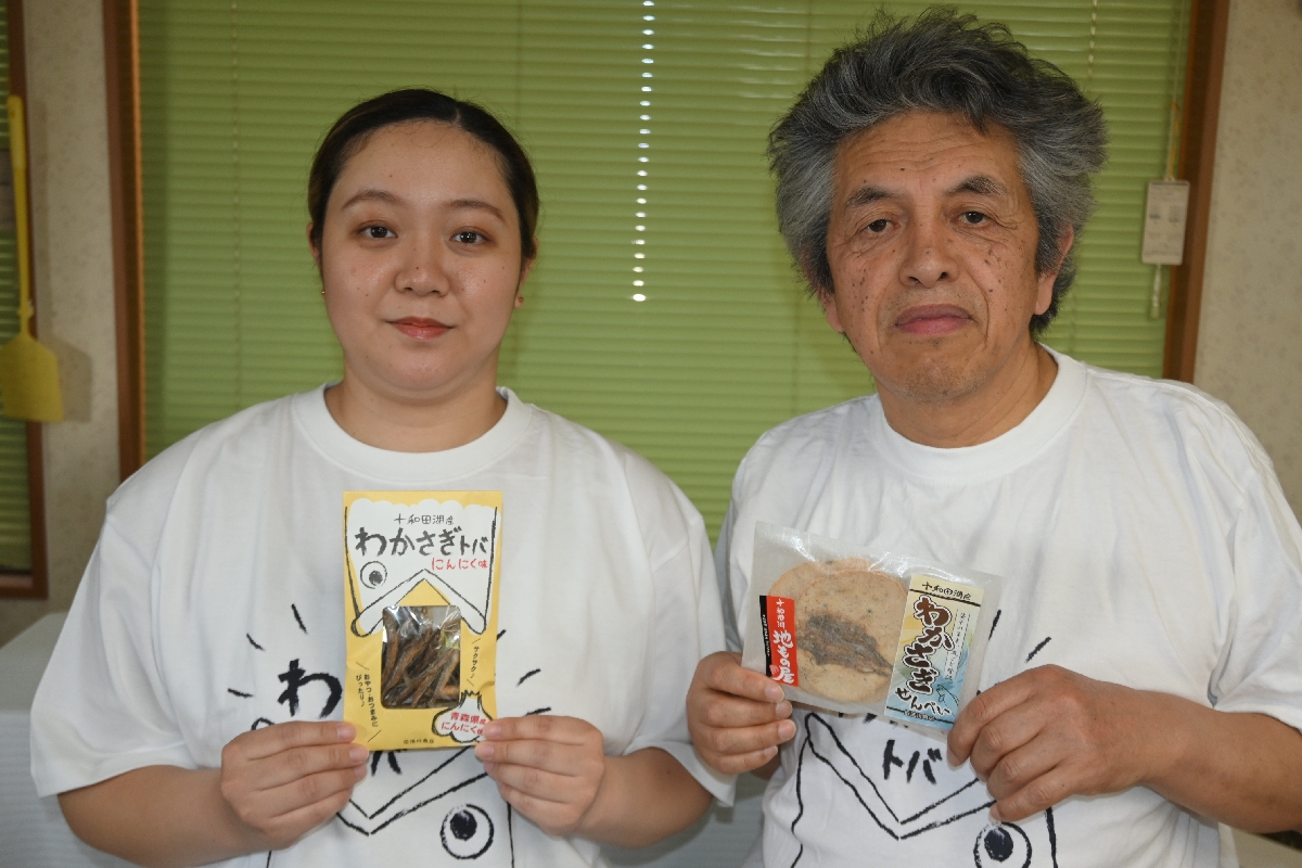 新商品をＰＲする伝法川魚店のスタッフ